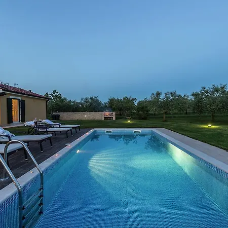 Вилла Pretty In With Swimming Pool *