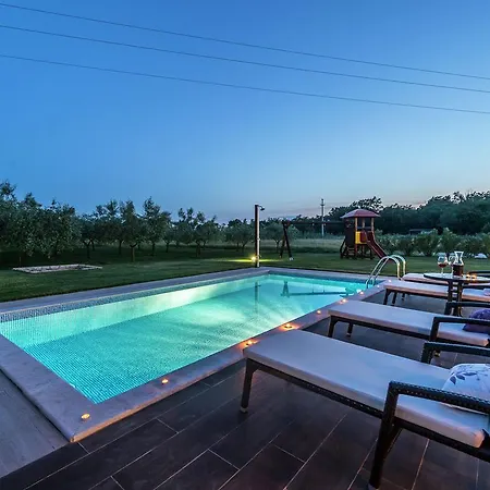 Pretty In With Swimming Pool *