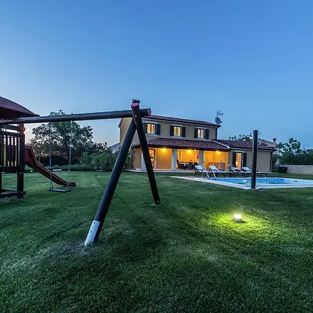 Pretty In With Swimming Pool *